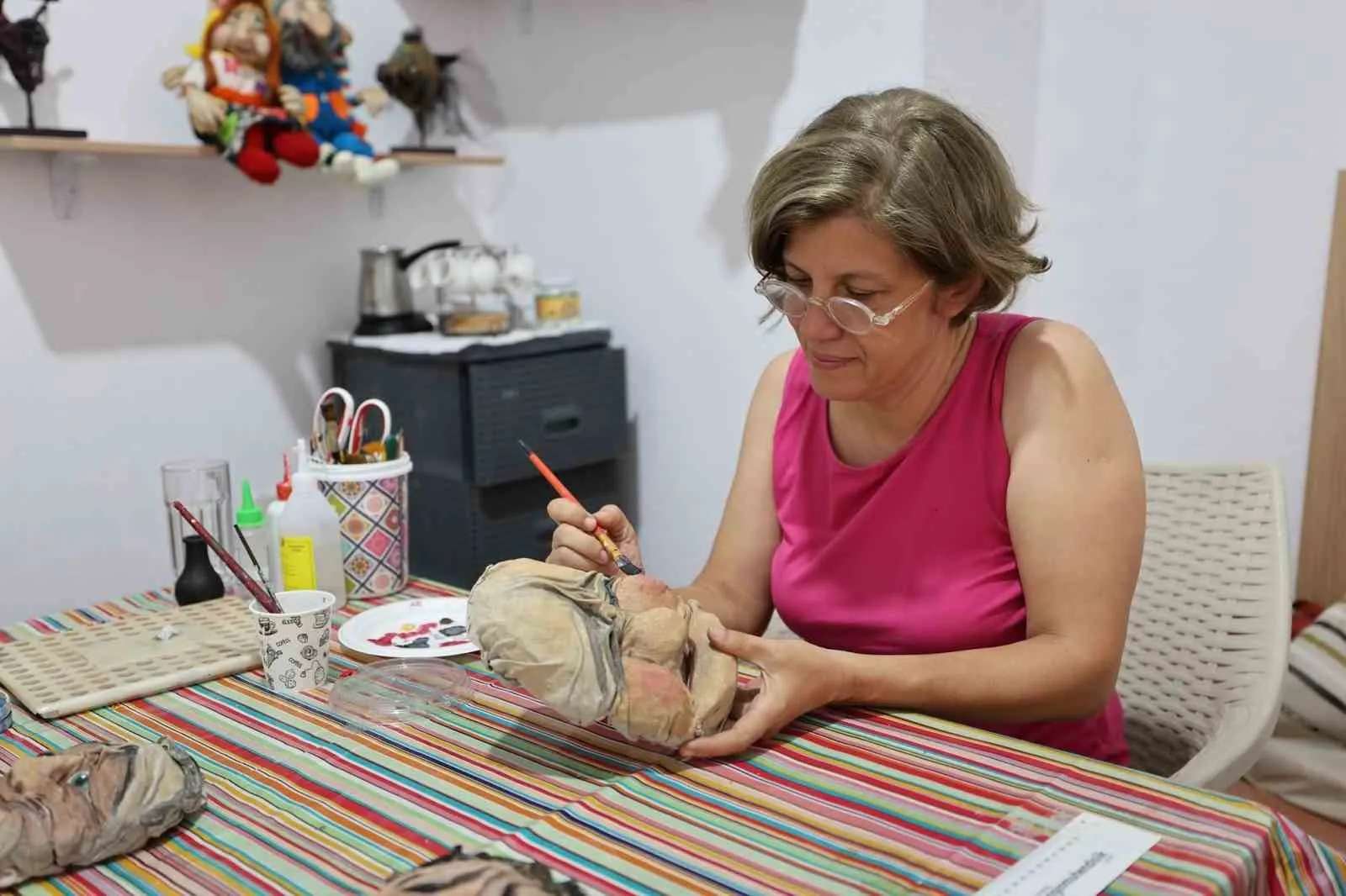 Kimya formüllerinden sanat eserlerine: Emekli mühendisin elinde bebekler yeniden hayat buluyor