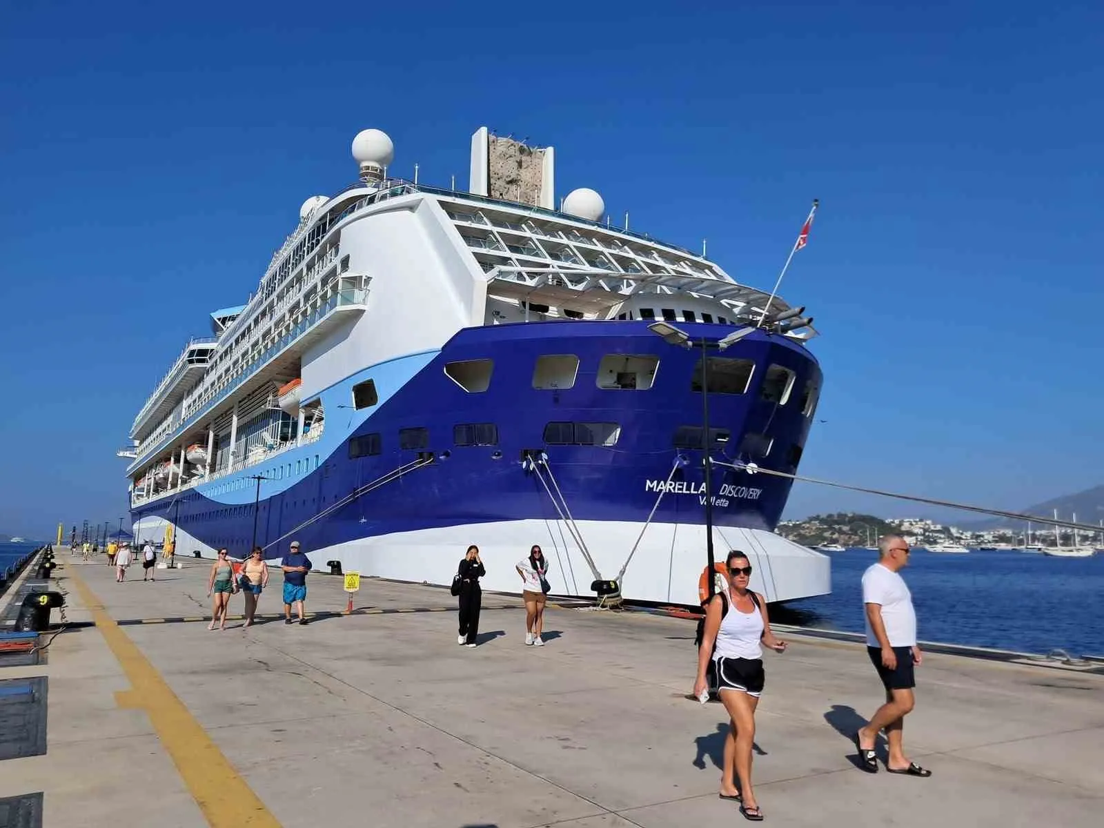Bodrum’a Malta Bayraklı Dev Yolcu Gemisi Yanaştı, İngiliz Turistler İlçeye Akın Etti