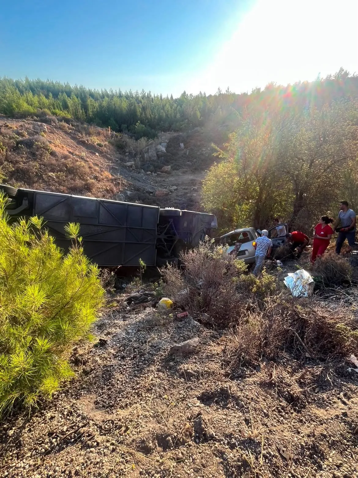 Menderes'te Korkunç Çarpışma: Yol Kenarındaki Şarampolde 2 Can Kaybı, 1 Yaralı
