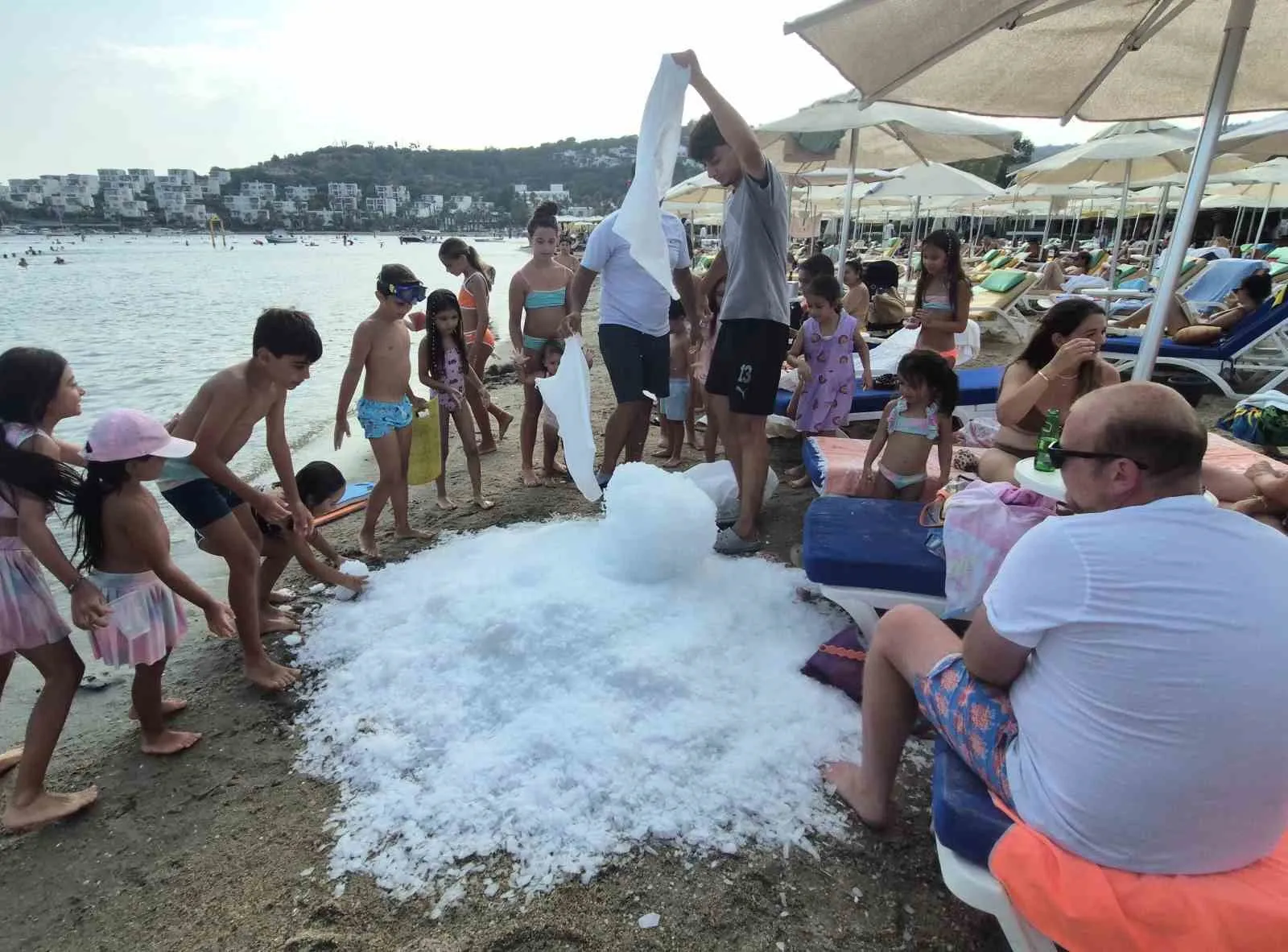 Bodrum'da kavurucu sıcaklara buzdan çözüm: Plajda kar keyfi yaşattı