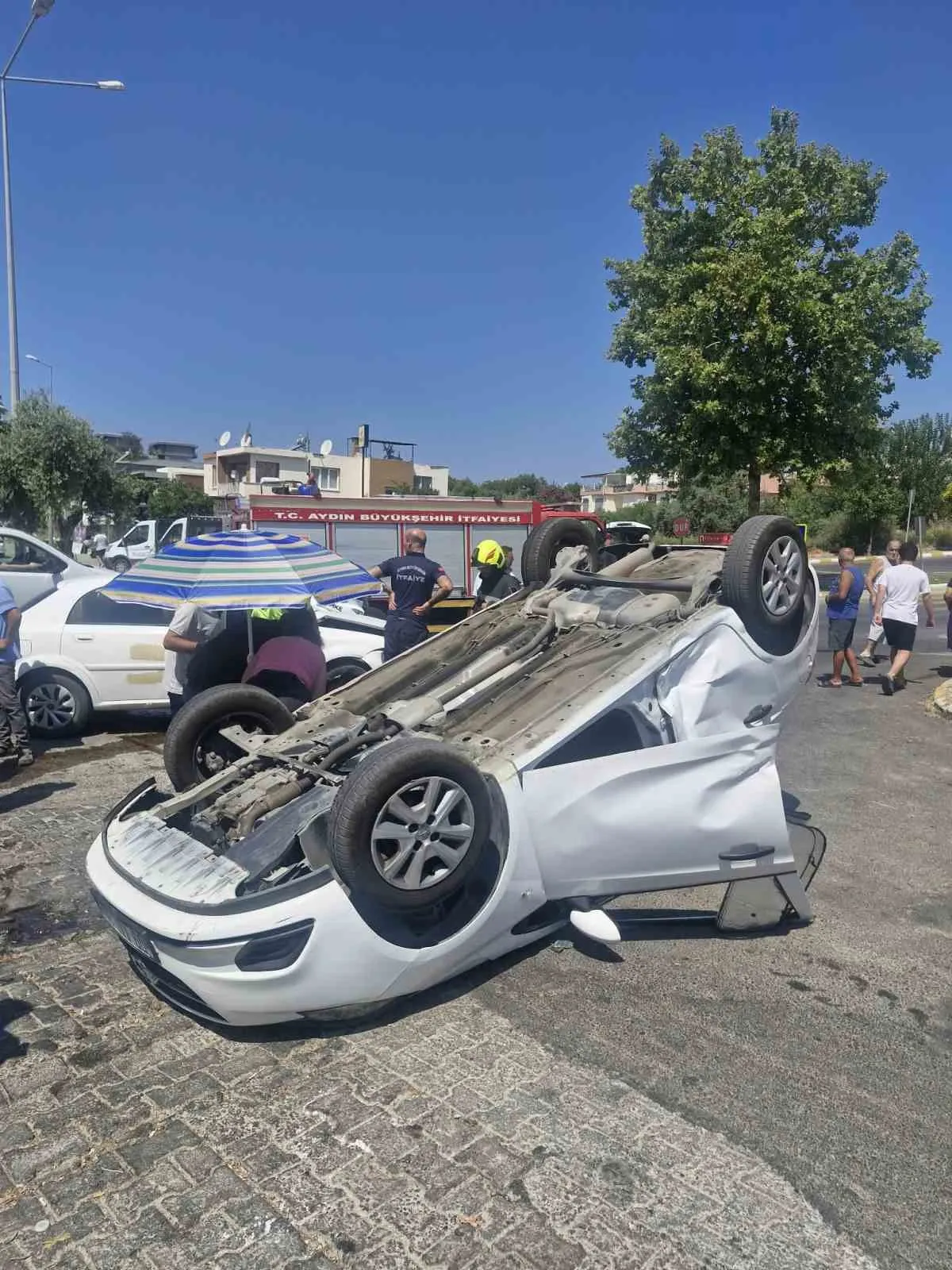 Kuşadası’nda ortalık savaş alanına döndü: Otomobil takla attı