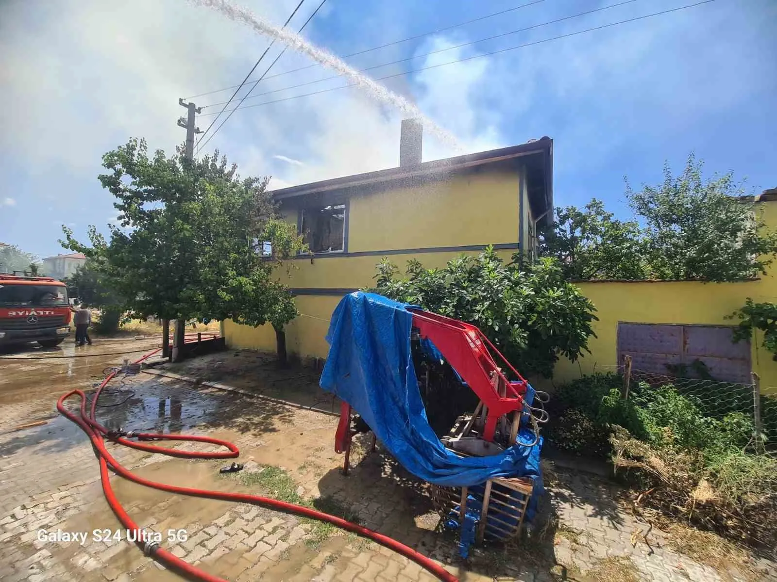 Sandıklı’da öğle saatlerinde dehşet: Köy evinden geriye sadece enkaz kaldı