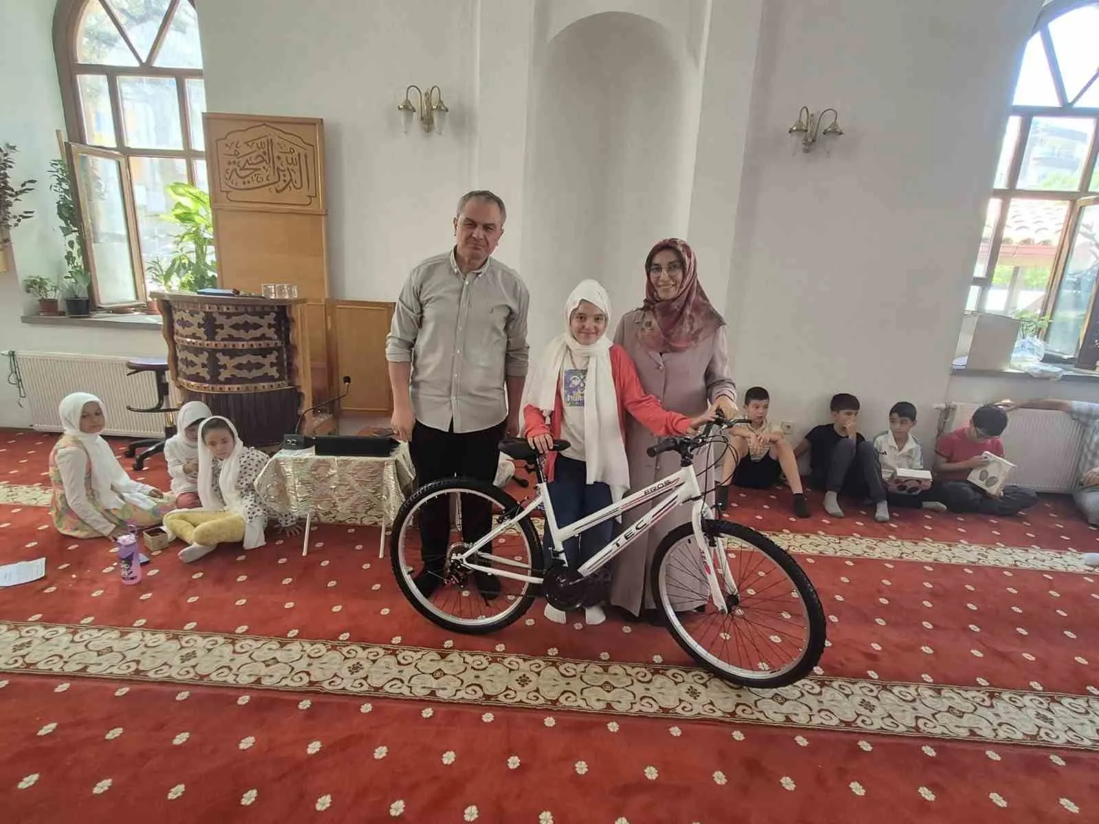 Sandıklı’da minik öğrencilere karne heyecanı: Yaz kursu hediyelerle taçlandı