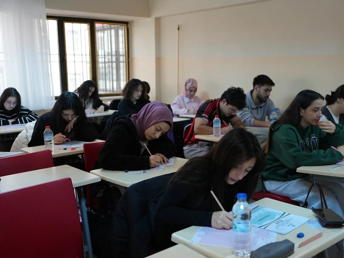 Denizli’de Sınav Maratonunda Gençlere Tam Destek: Ücretsiz YKS Kursu İçin Geri Sayım Başladı