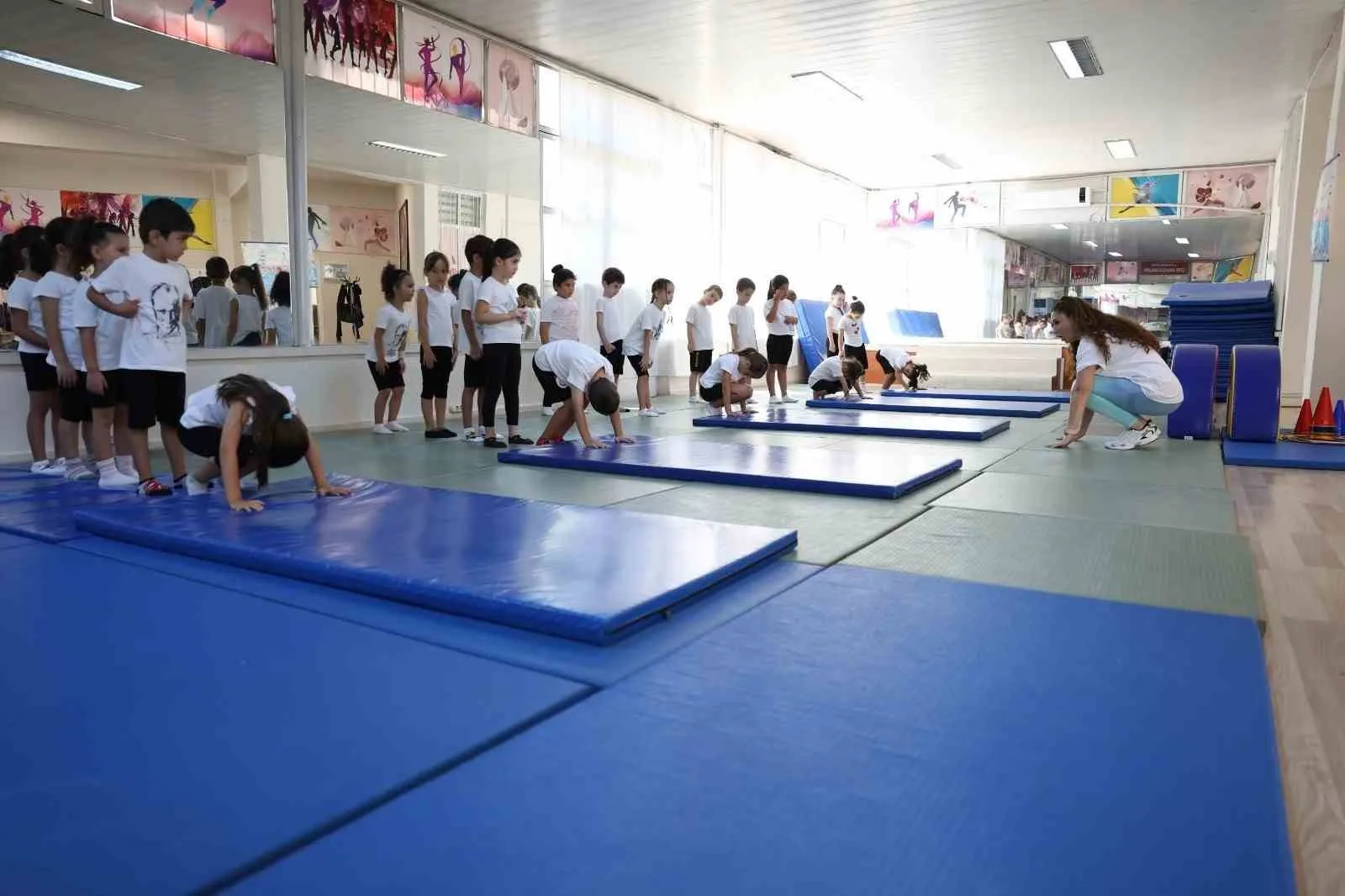 Efeler'de minik sporcuların yaz neşesi: Jimnastik salonları dolup taşıyor