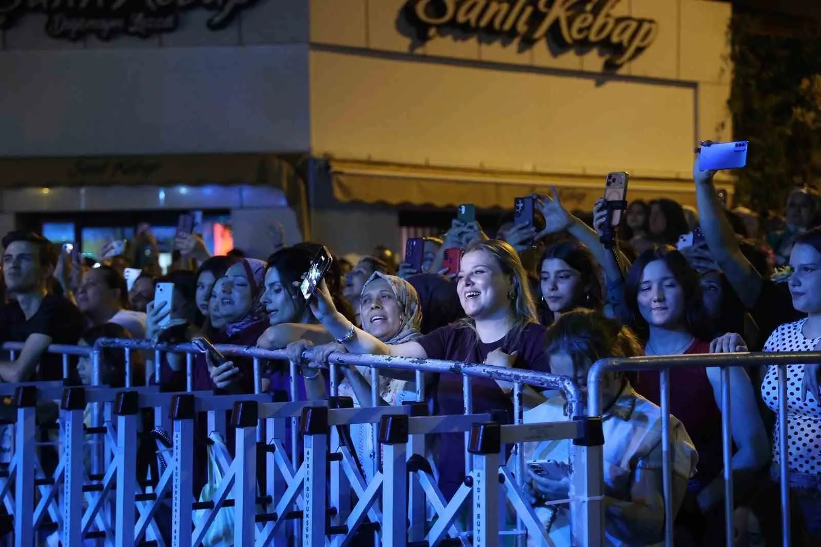 Nazilli'de Bilal Sonses fırtınası: Meydanlar şarkılarla yankılandı
