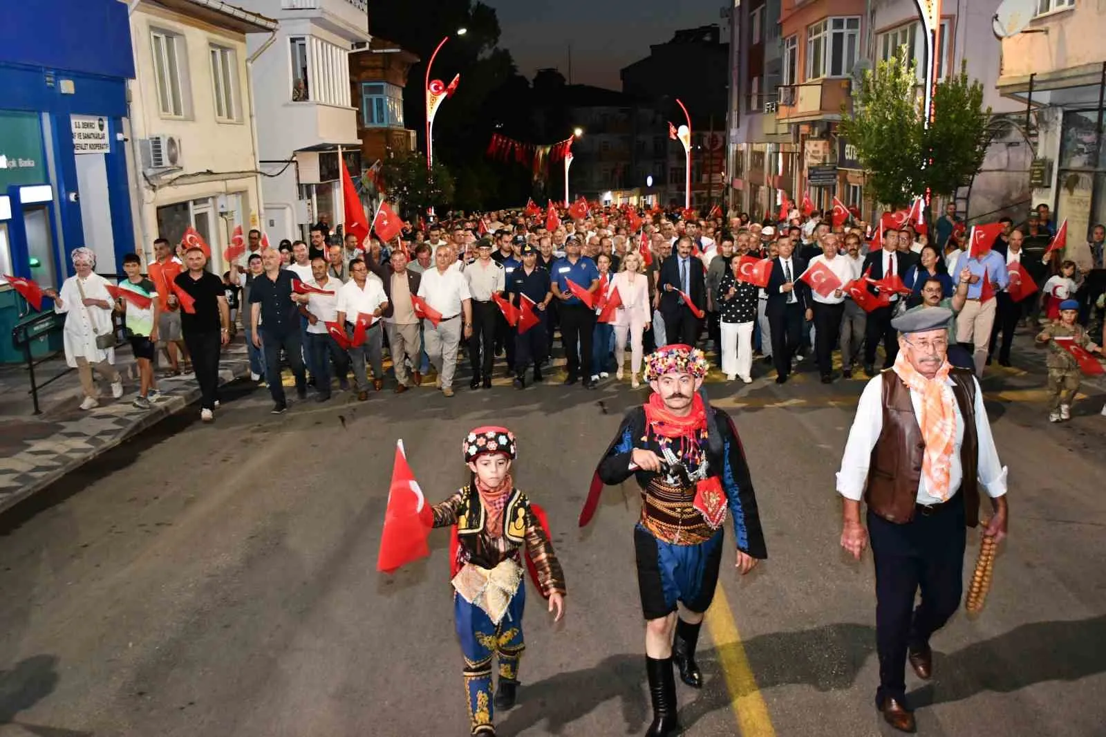 Demirci’de 5 Gün Sürecek Zafer Coşkusu Başladı: Renkli Kortej ve Marşlarla Açılış