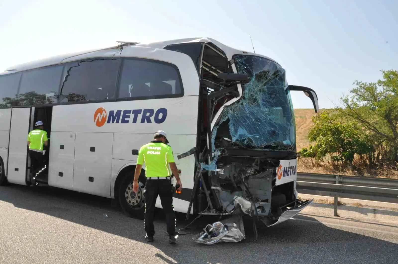 Manisa'da acı bilanço: Yolcu otobüsü ile kamyonun karıştığı kazada bir kişi hayatını kaybetti