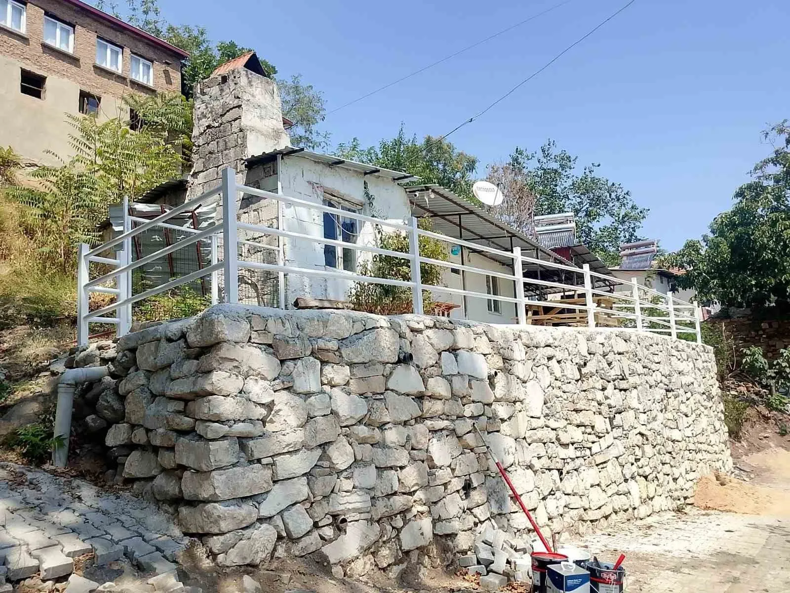 Babadağ’da hava durumu engel olmaktan çıkıyor: Okul bahçelerine modern dokunuş