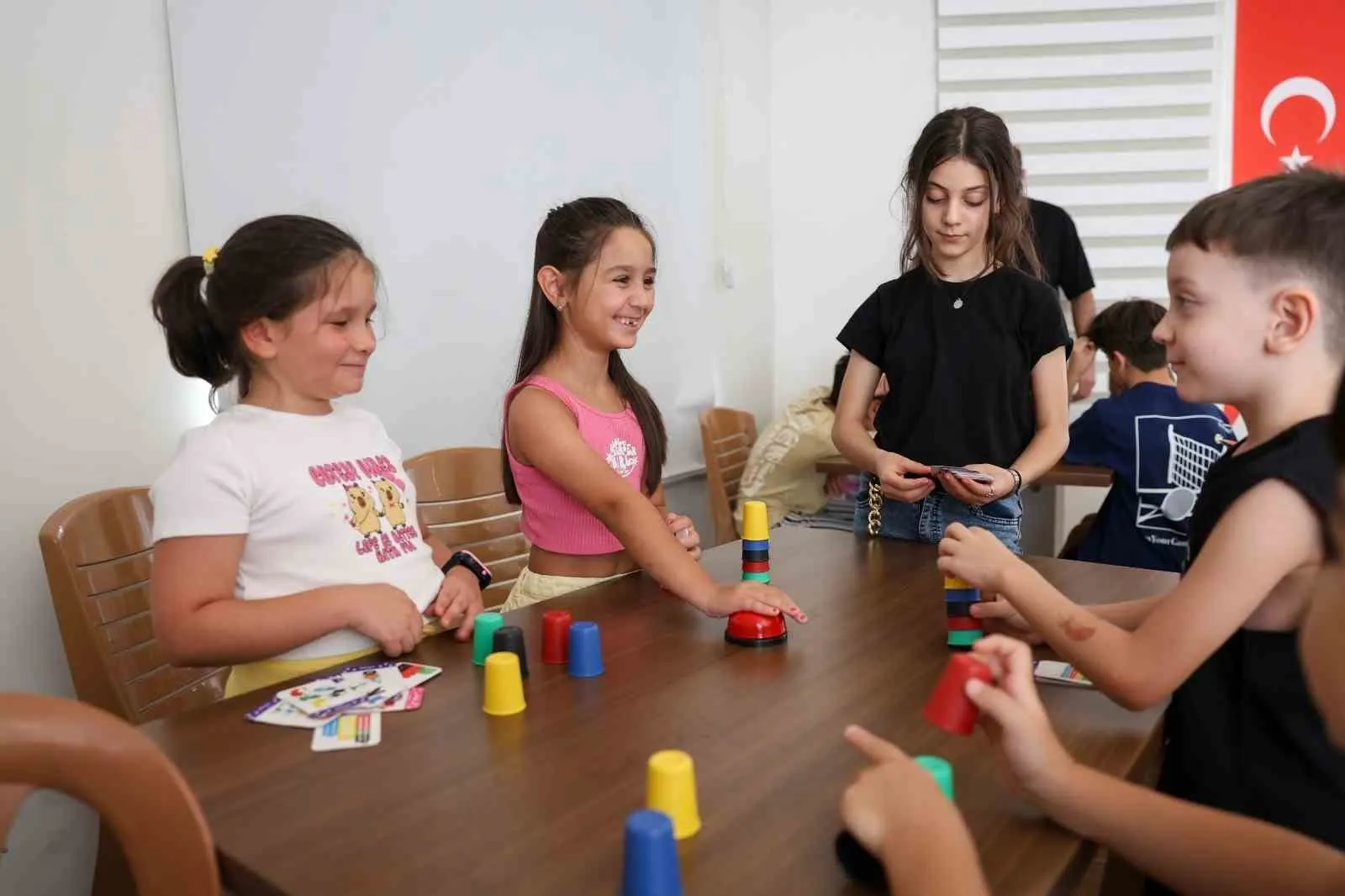 Efeler’de yaz tatili oyunla değerleniyor: Geleceğin stratejistleri yetişiyor