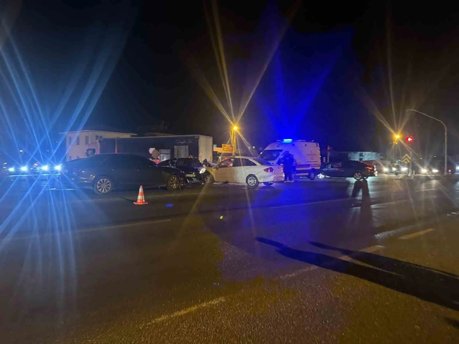 Ortaca trafiğinde zincirleme şok: Üç araç birbirine girdi