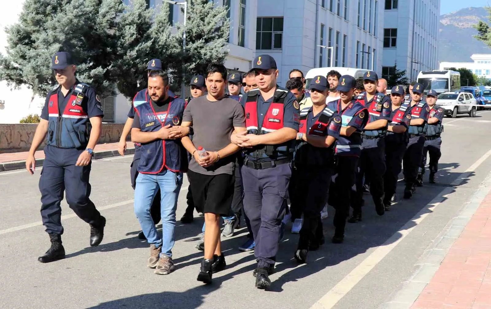 Denizli'de Vahşi Haraç Çetesi Çökertildi: Kaçırdıkları Kişileri Soyup Döven 7 Zanlı Tutuklandı