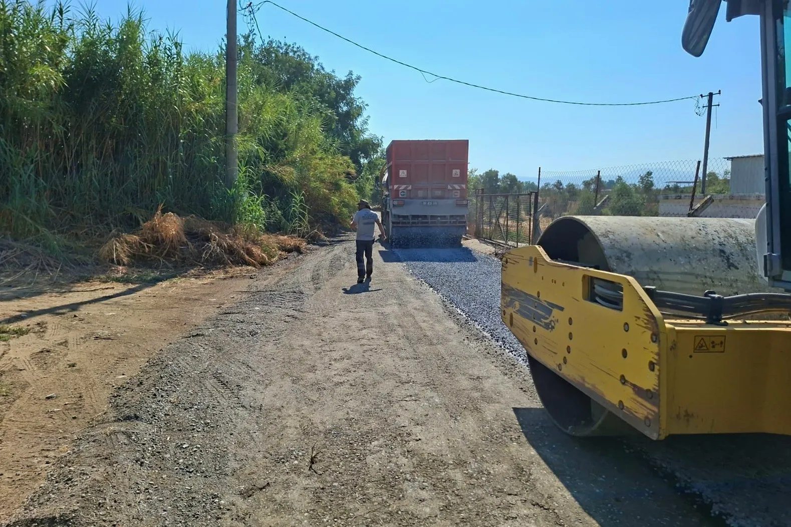 Efeler'de tarlaya giden yol konfora kavuştu: Üreticinin yükü hafifledi