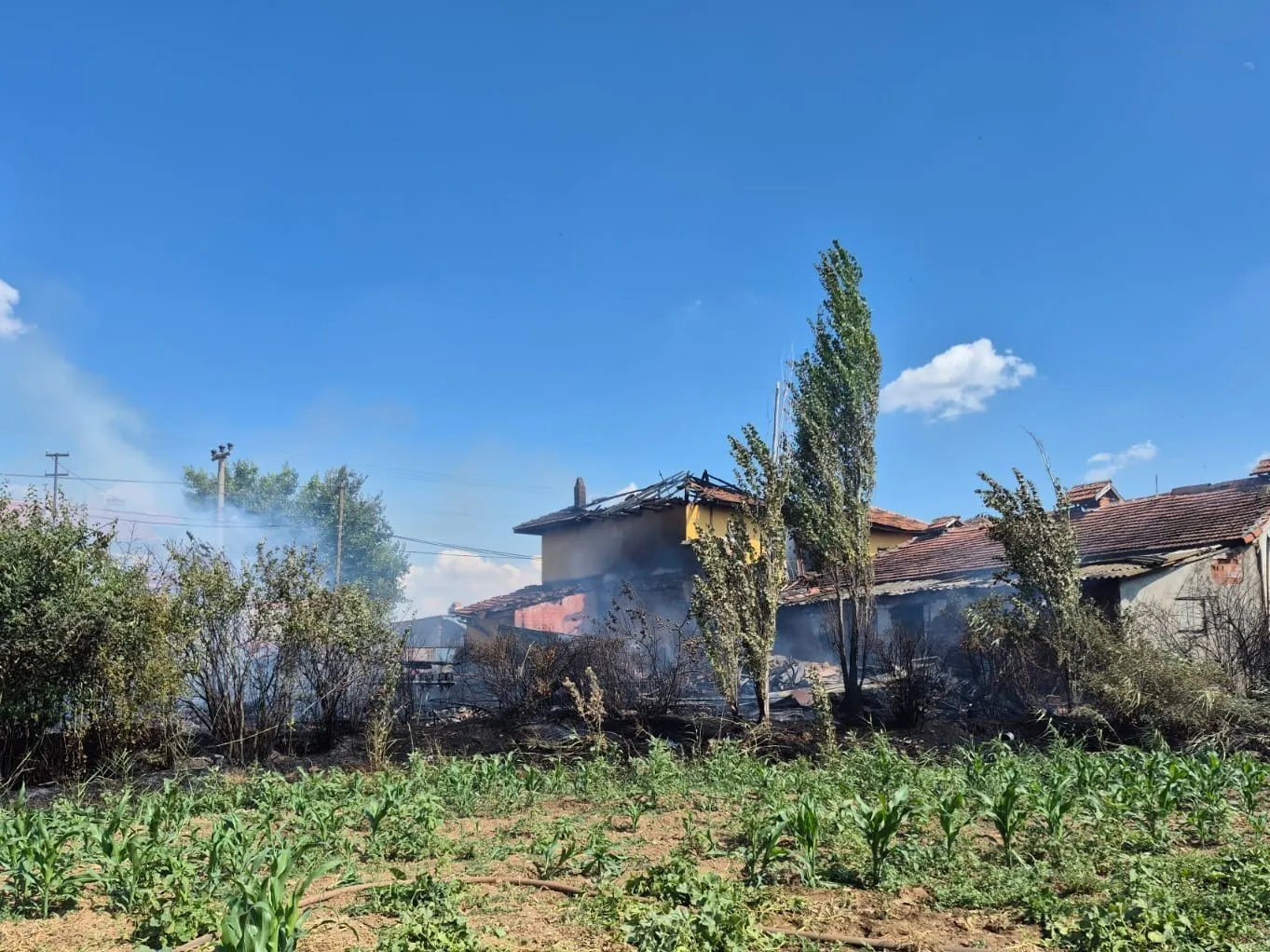 Susuz köyünde korkutan yangın: Bir ev küle döndü