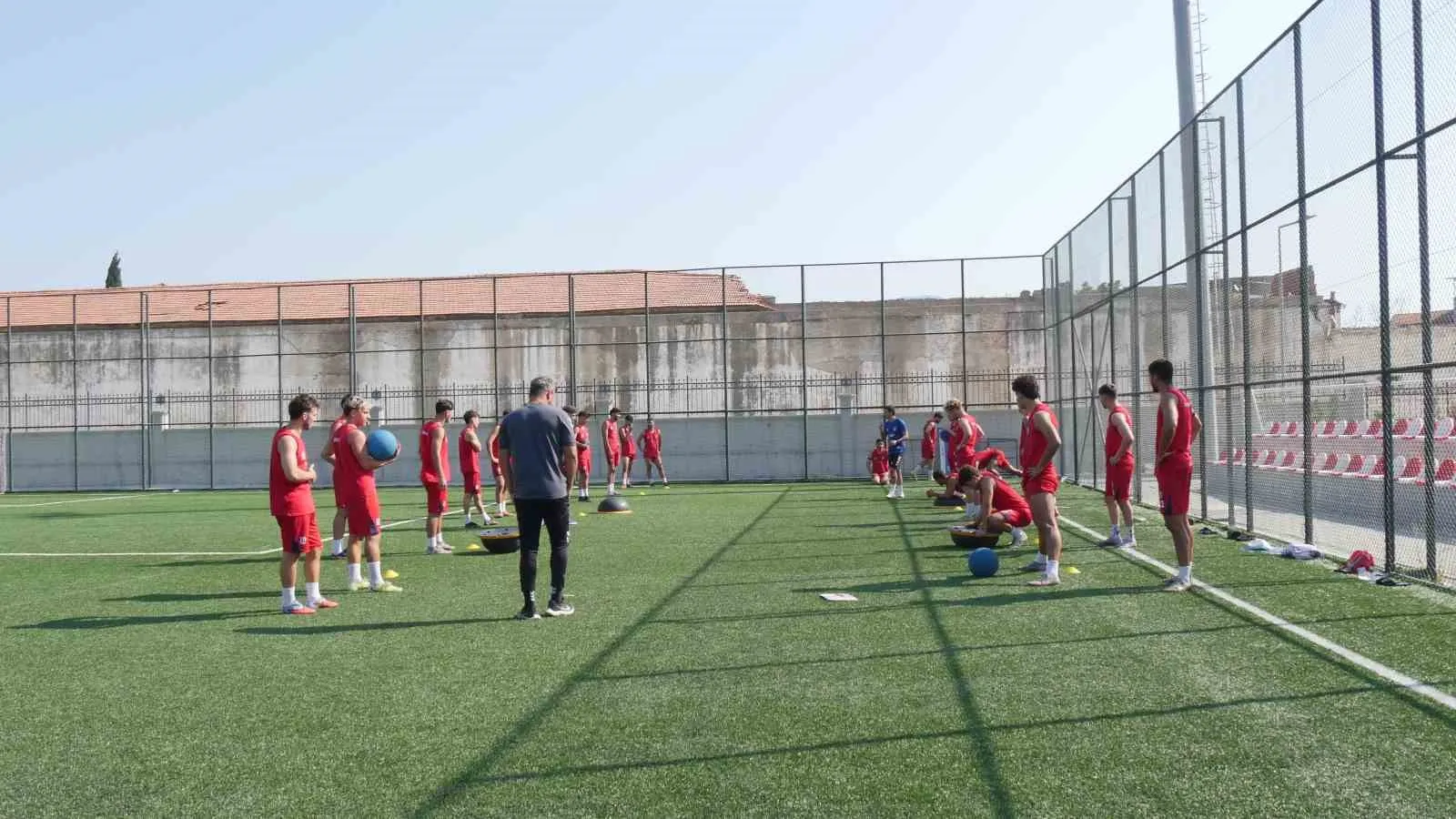 Söke 1970 Spor’da iddialı hazırlık: Milli yıldızdan ziyaret, yönetimden tatlı ikramı