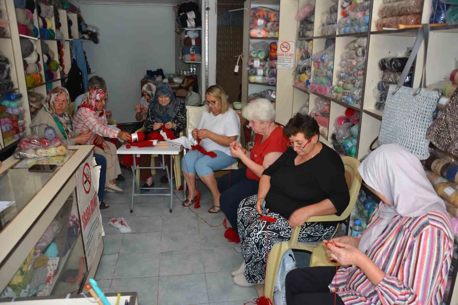 Zafer Coşkusu 10 Günde Örüldü: Demirci’de 15 Kadının Emeği Bin 813 Motifte Buluştu