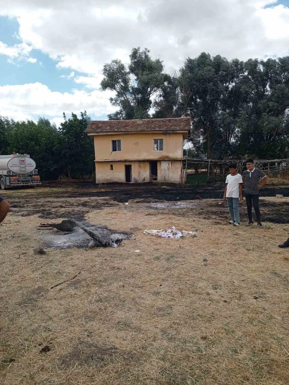 Şuhut'ta Kırsal Alanda Yangın Alarmı: Ekipler Hızla Müdahale Etti