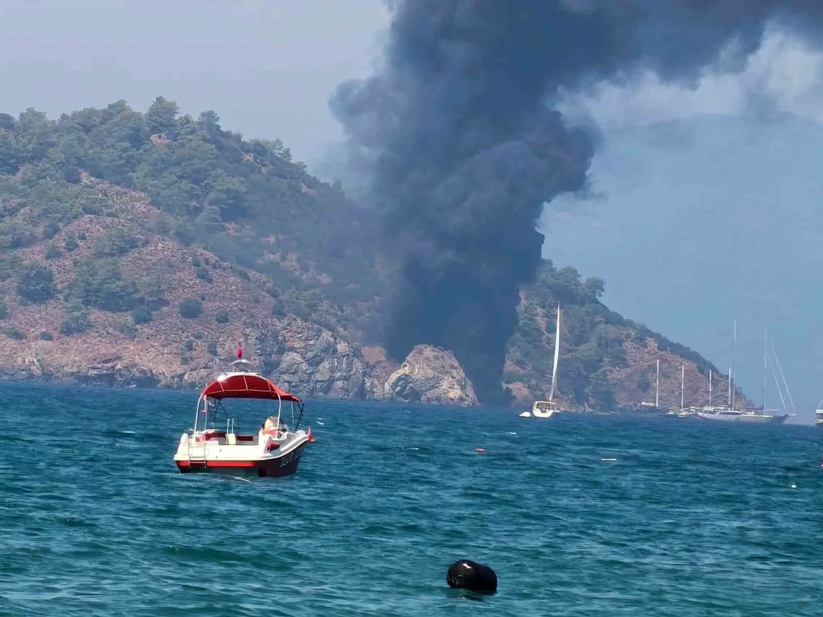 Fethiye açıklarında dehşet anları: Alevlere teslim olan tekneden denize atladılar