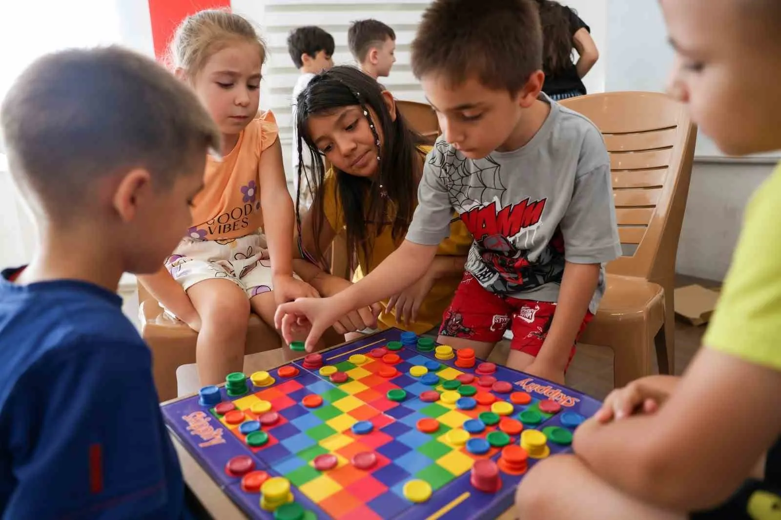 Efeler’de yaz tatili oyunla değerleniyor: Geleceğin stratejistleri yetişiyor