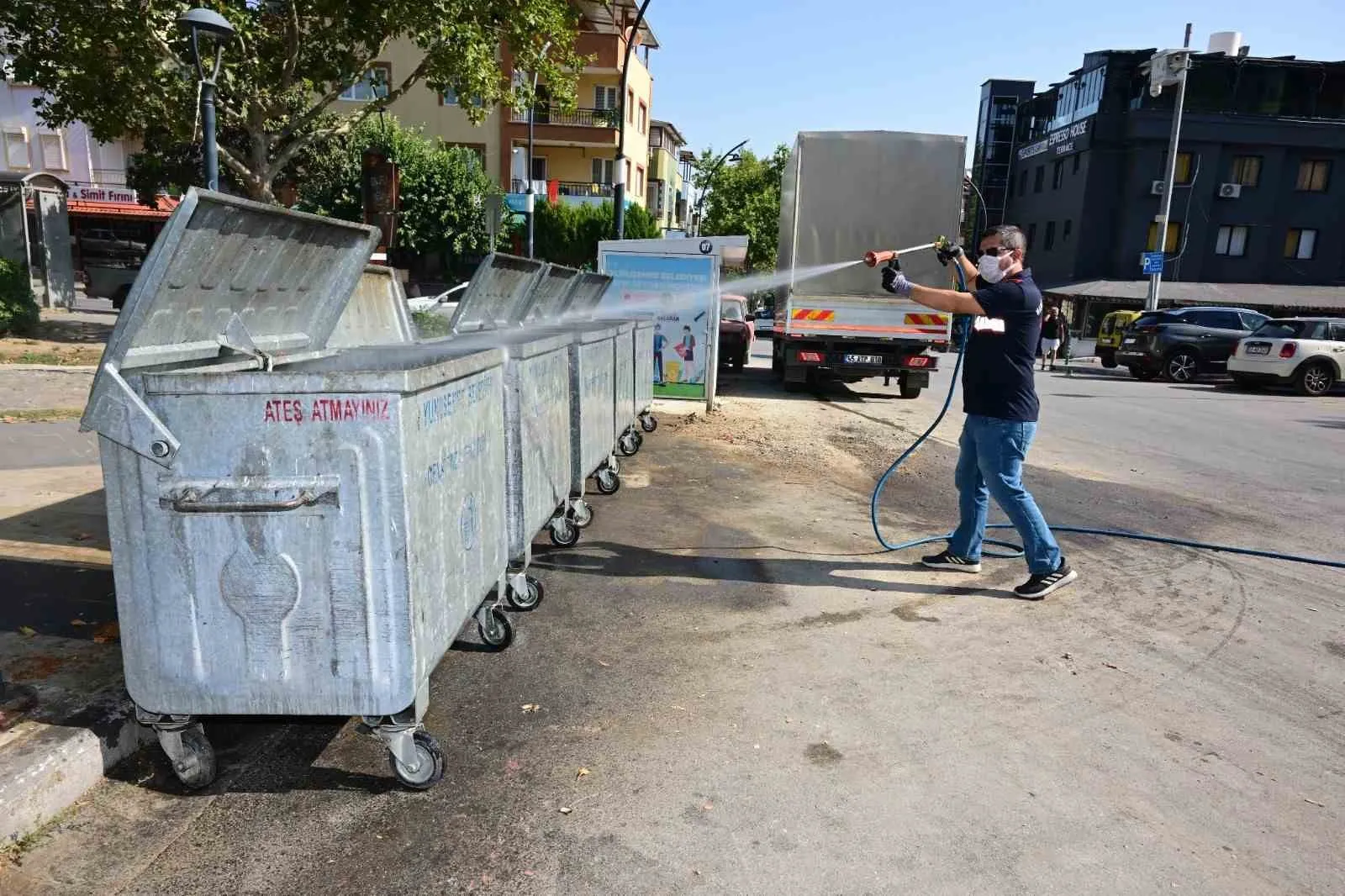 Manisa’da konteynerler pırıl pırıl: Belediye ekiplerinden hijyen mesaisi