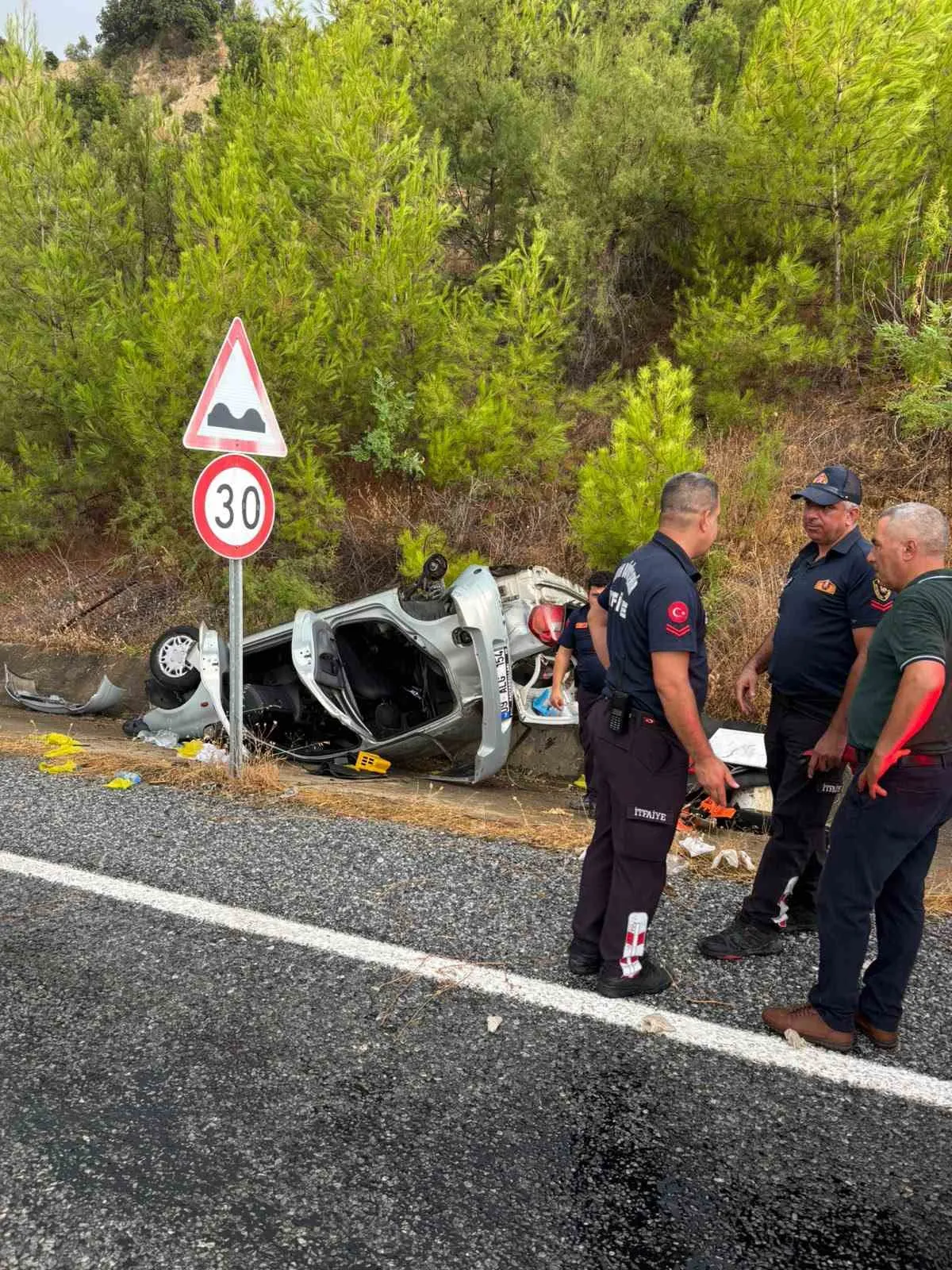 İncirliova'da yağmur kazaya davetiye çıkardı: Otomobil şarampole uçtu