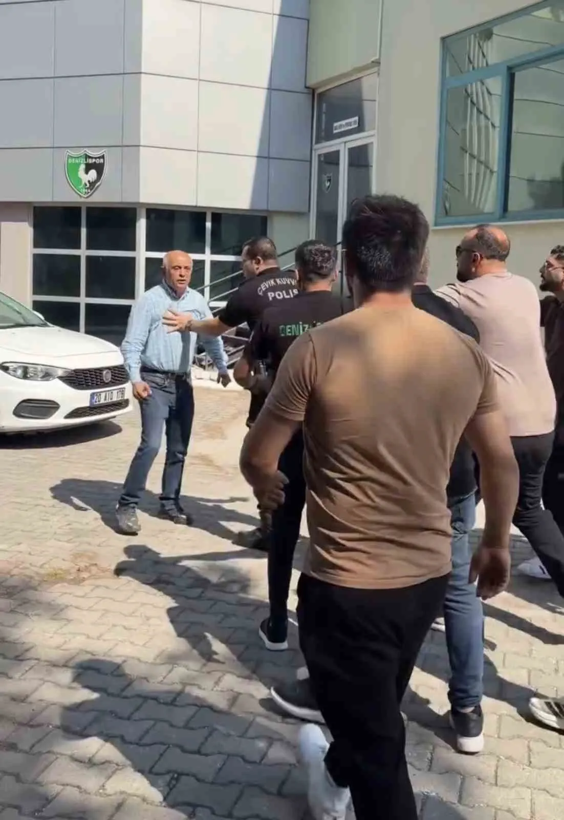 Denizlispor'da acı veda: Tesislerde bayrak krizi ve gergin anlar
