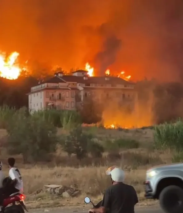 Fethiye'de Yangın Panik Yarattı: Huzurevi Sakinleri Hastaneye Sevk Edildi