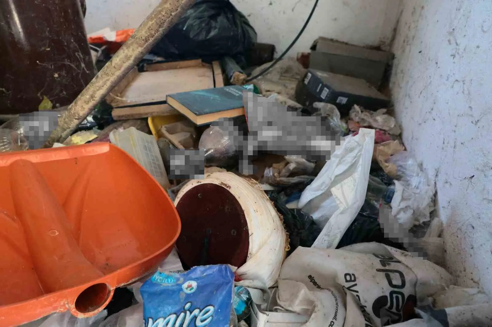Görevi bıraktı, ardında tonlarca atık bıraktı: İmamın lojmanında şaşkına çeviren manzara