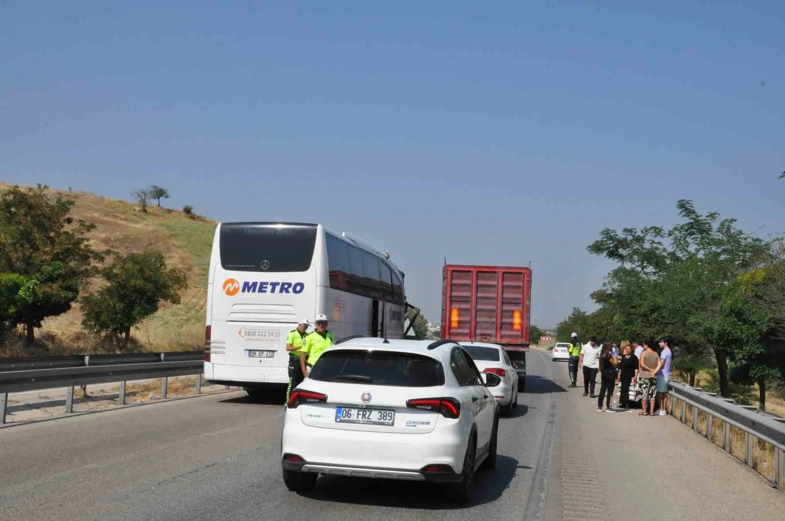 Manisa'da acı bilanço: Yolcu otobüsü ile kamyonun karıştığı kazada bir kişi hayatını kaybetti