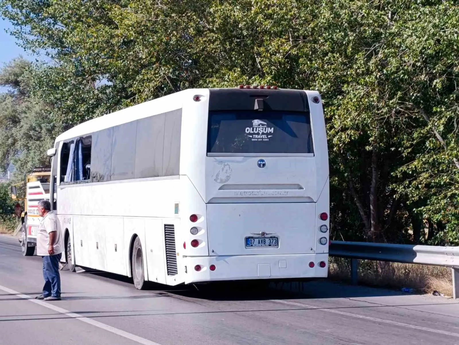 Afyonkarahisar'da otobüs faciası: Bariyerlere çarpan araç devrildi, 22 yaralı var