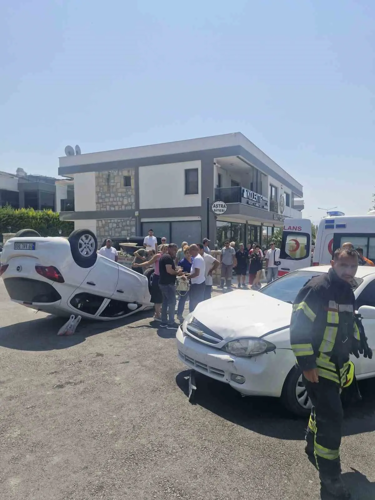 Kuşadası’nda ortalık savaş alanına döndü: Otomobil takla attı