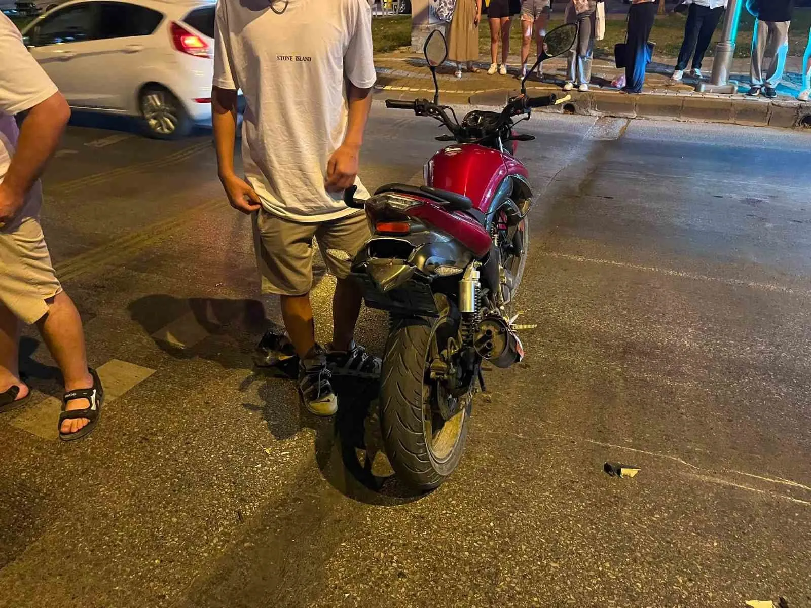 Menteşe’de vicdansız sürücü: Işıklarda bekleyen motosikletliye çarpıp kaçtı