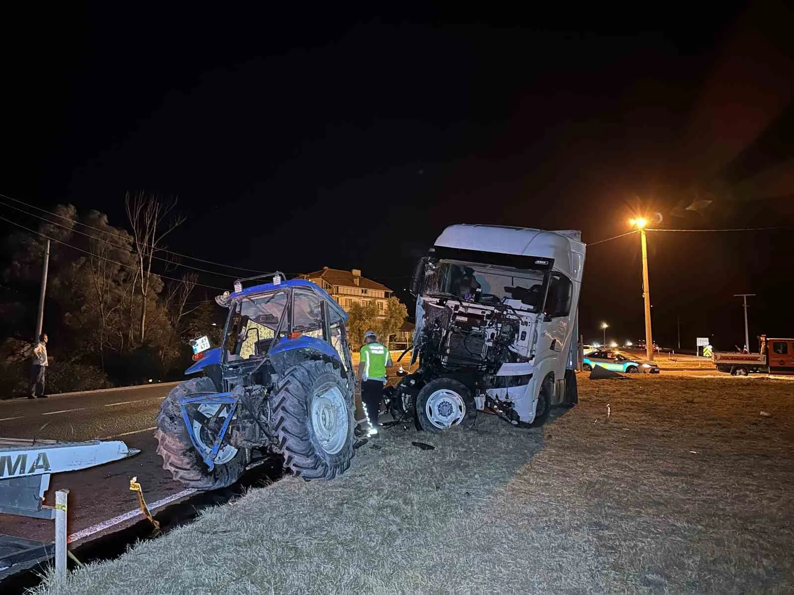 Uşak’ta feci kaza: Traktör ikiye bölündü, bir kişi yaşamını yitirdi