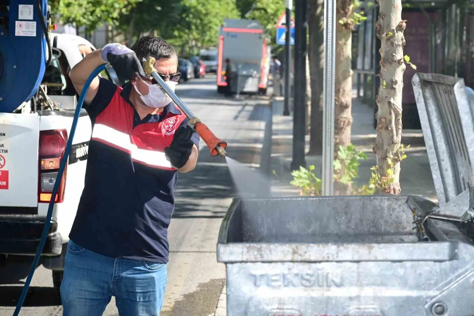 Manisa’da konteynerler pırıl pırıl: Belediye ekiplerinden hijyen mesaisi