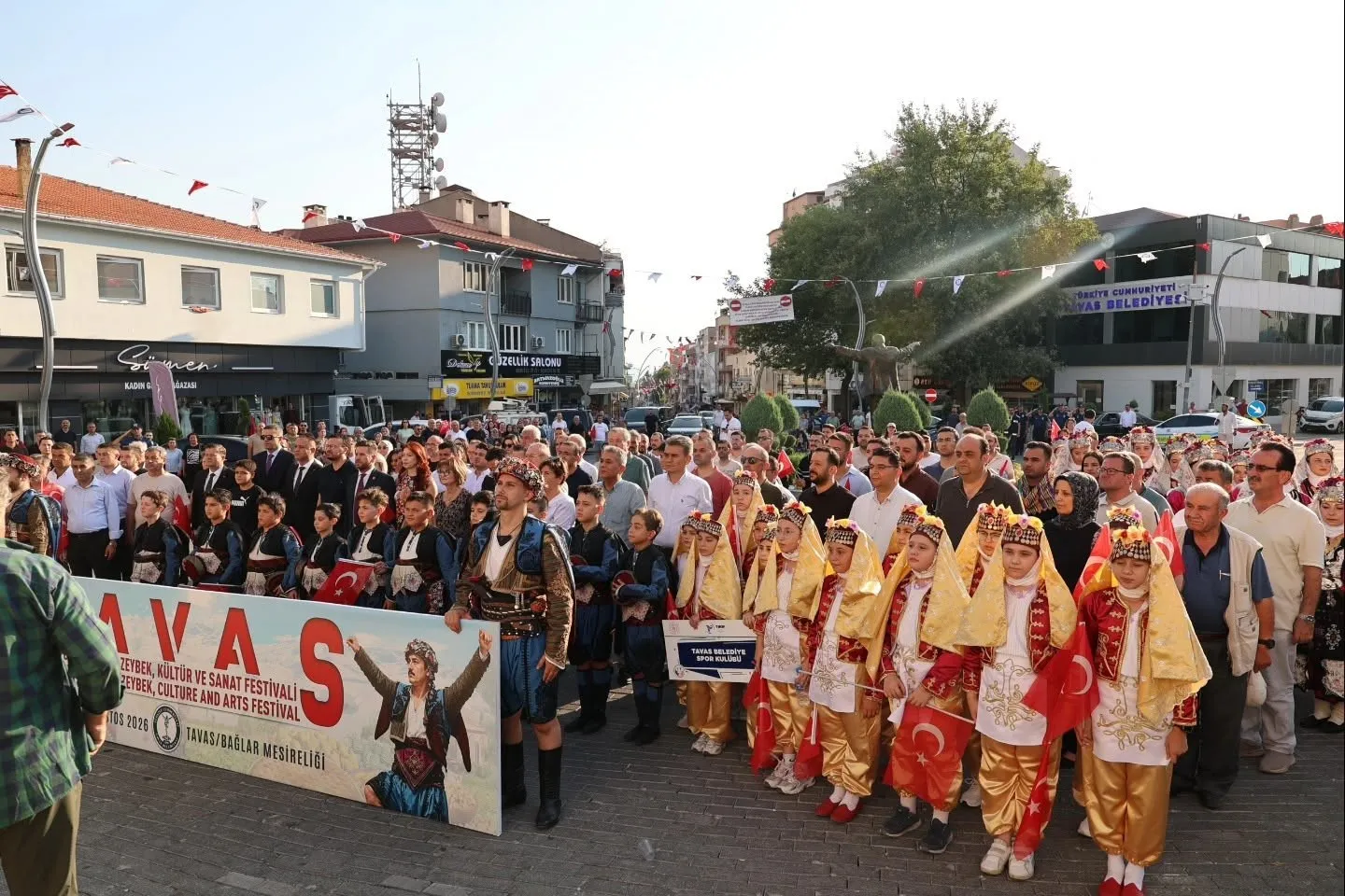 Tavas’ta geleneksel şölen başladı: Zeybek ezgileri meydanları inletti