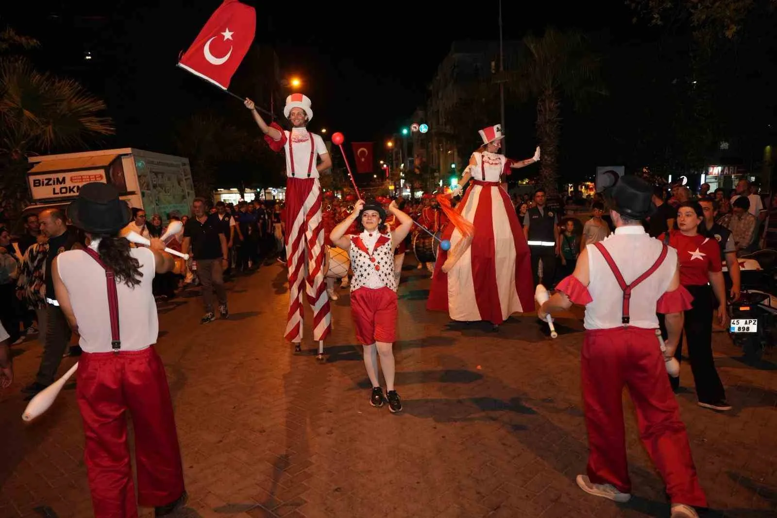 Turgutlu’da Bayram Gecesi Unutulmaz Oldu: Ece Mumay Rüzgarı Esti