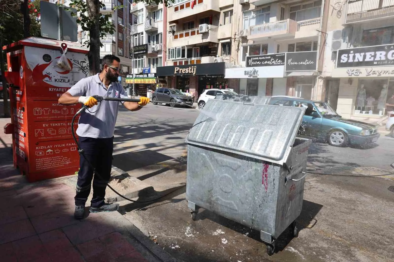 Şehzadeler’de hijyen seferberliği: Sıcak havalara karşı konteynerler özel araçlarla yıkanıyor