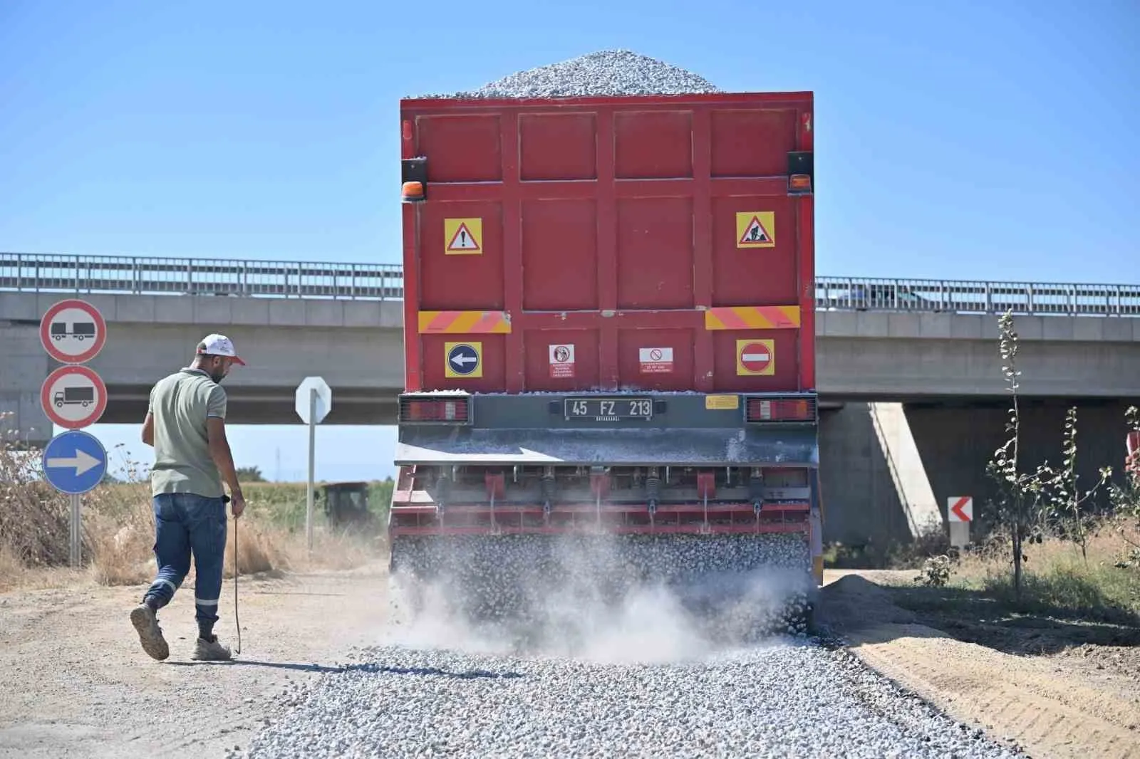Manisa’da Üreticinin Yükünü Hafifletecek Hamle: 15 Kilometrelik Tarım Yolu Asfaltlanıyor