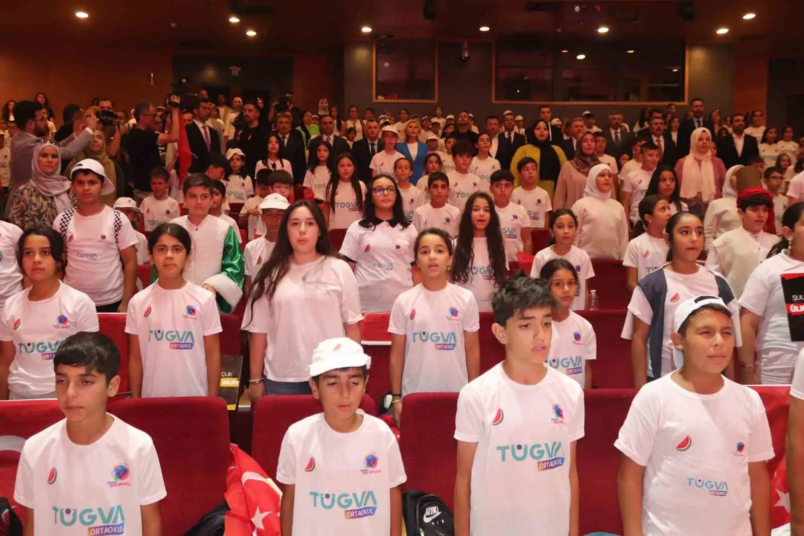 Bakan Tekin'den öğrencilere çağrı: Yeteneklerinizi keşfedin, kalıplara sığmayın
