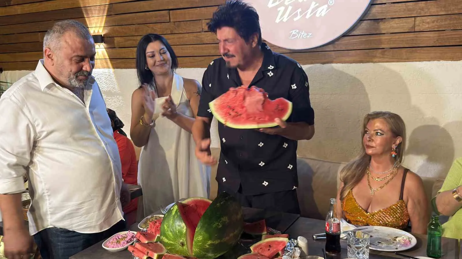 Bodrum gecelerinde karpuzlu kutlama: Sanatçı Ekin Akkaş’tan sıra dışı doğum günü