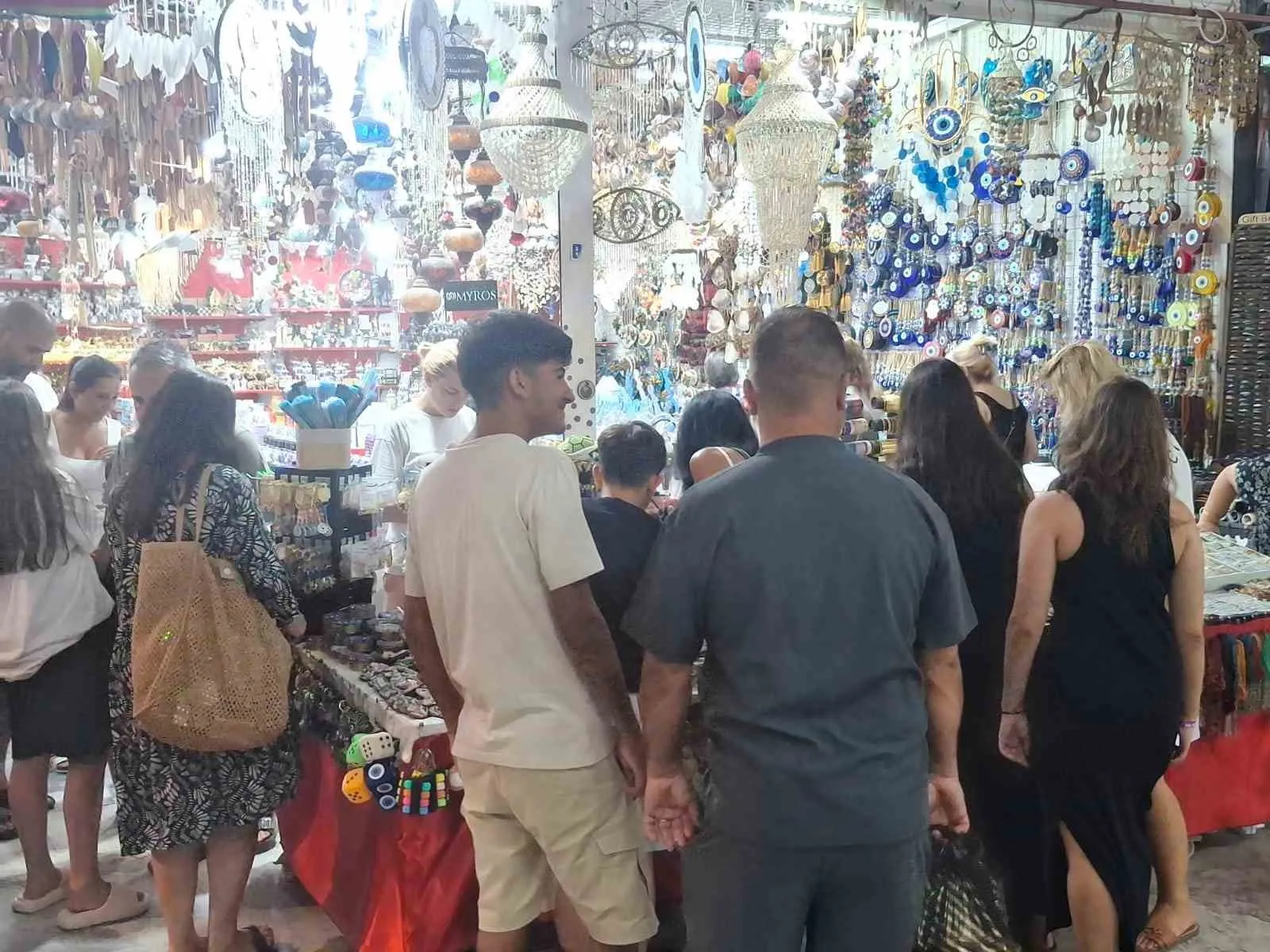 Didim’de pazar bereketi: Mavişehir’de akşam saatleri insan seliyle dolup taşıyor