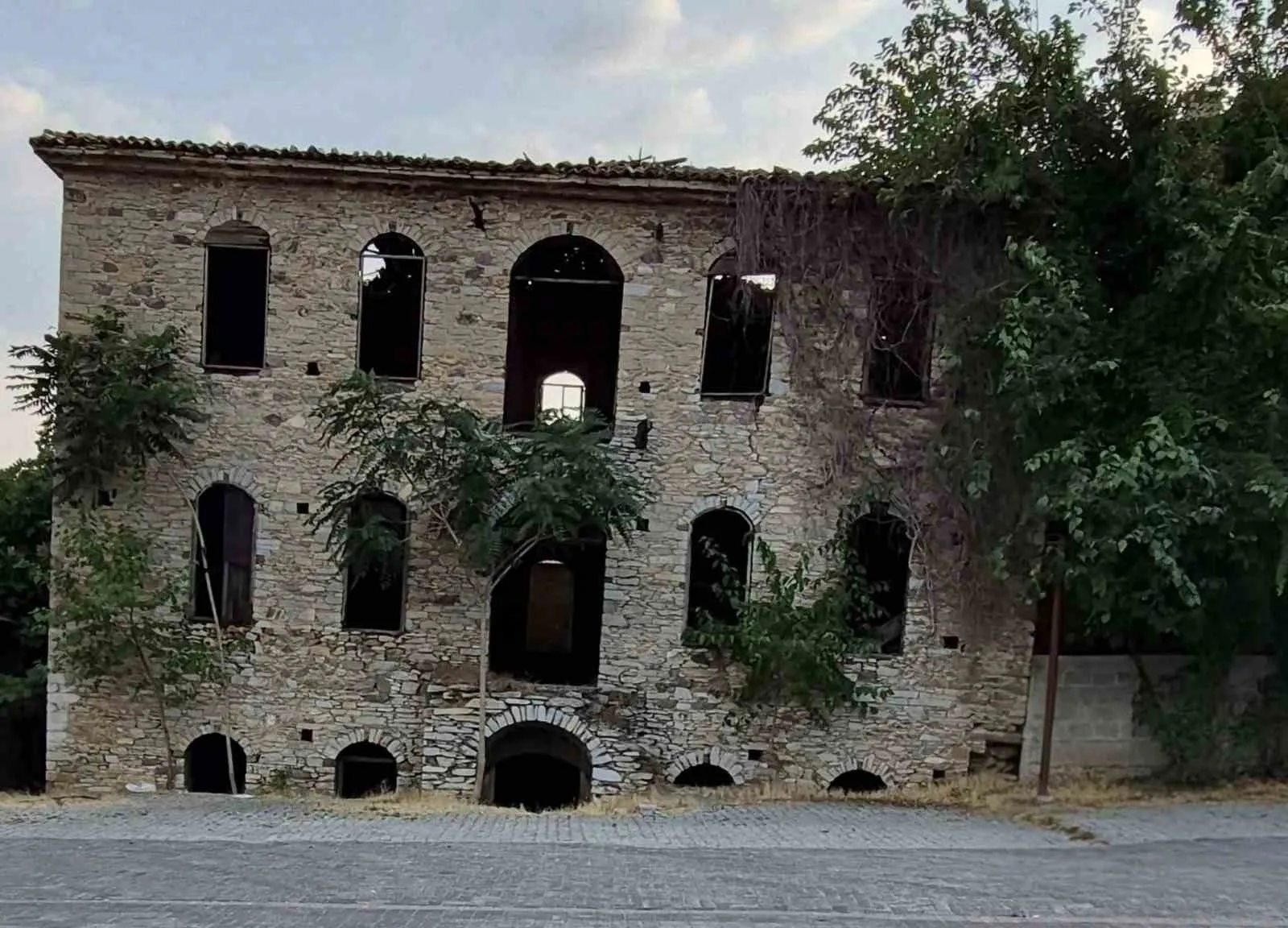 Tavas'ın sessiz tanığı yok olmanın eşiğinde: Mestanağa Hanı kurtarılmayı bekliyor