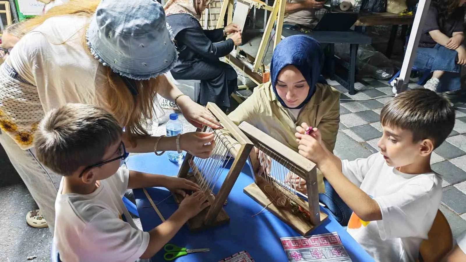Demirci’de Minik Parmaklar Tezgâhta: Festivalde Asırlık Sanat Yeniden Canlanıyor
