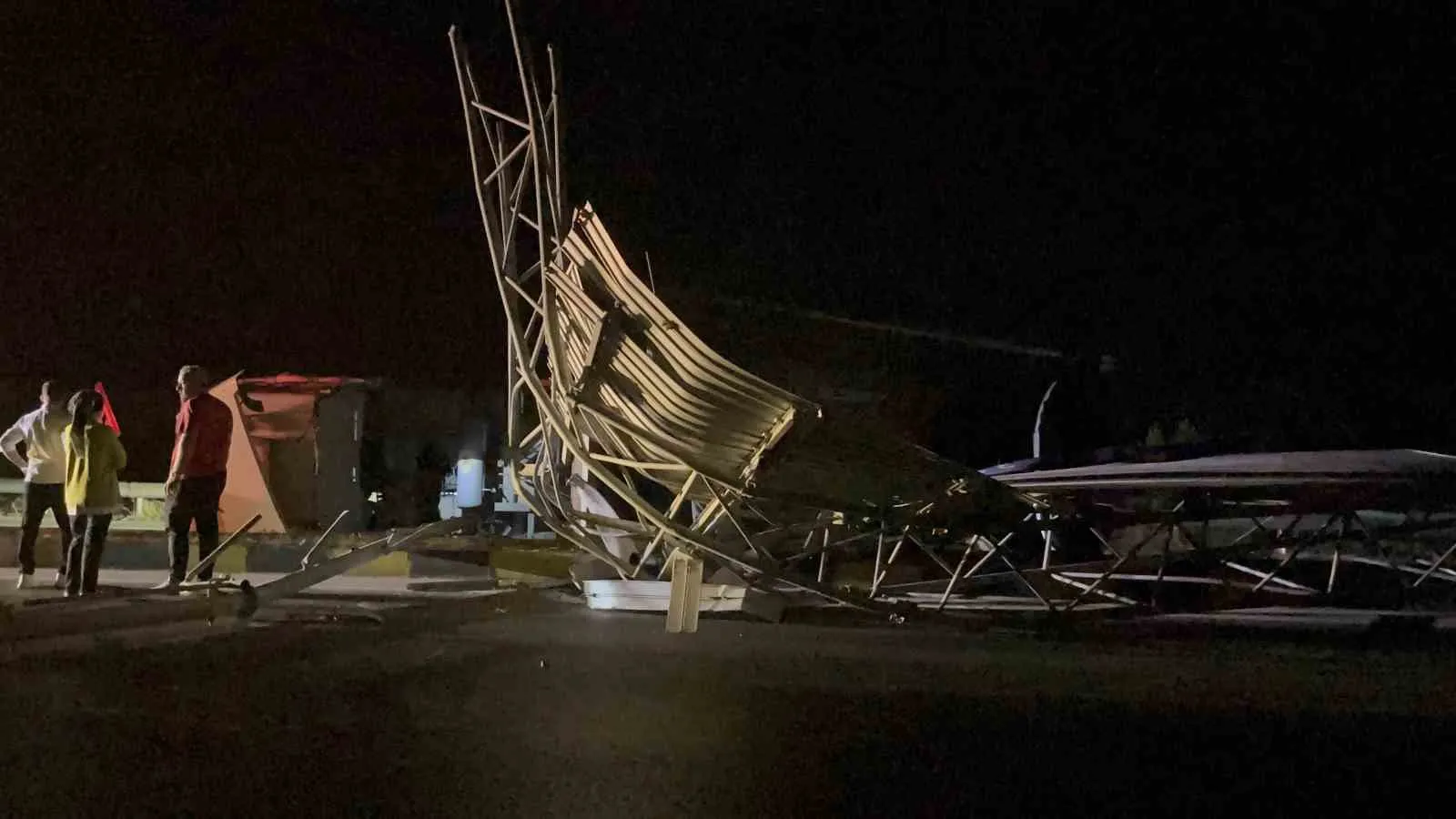 İzmir'de korkutan kaza: Açık unutulan dorse yola savurdu