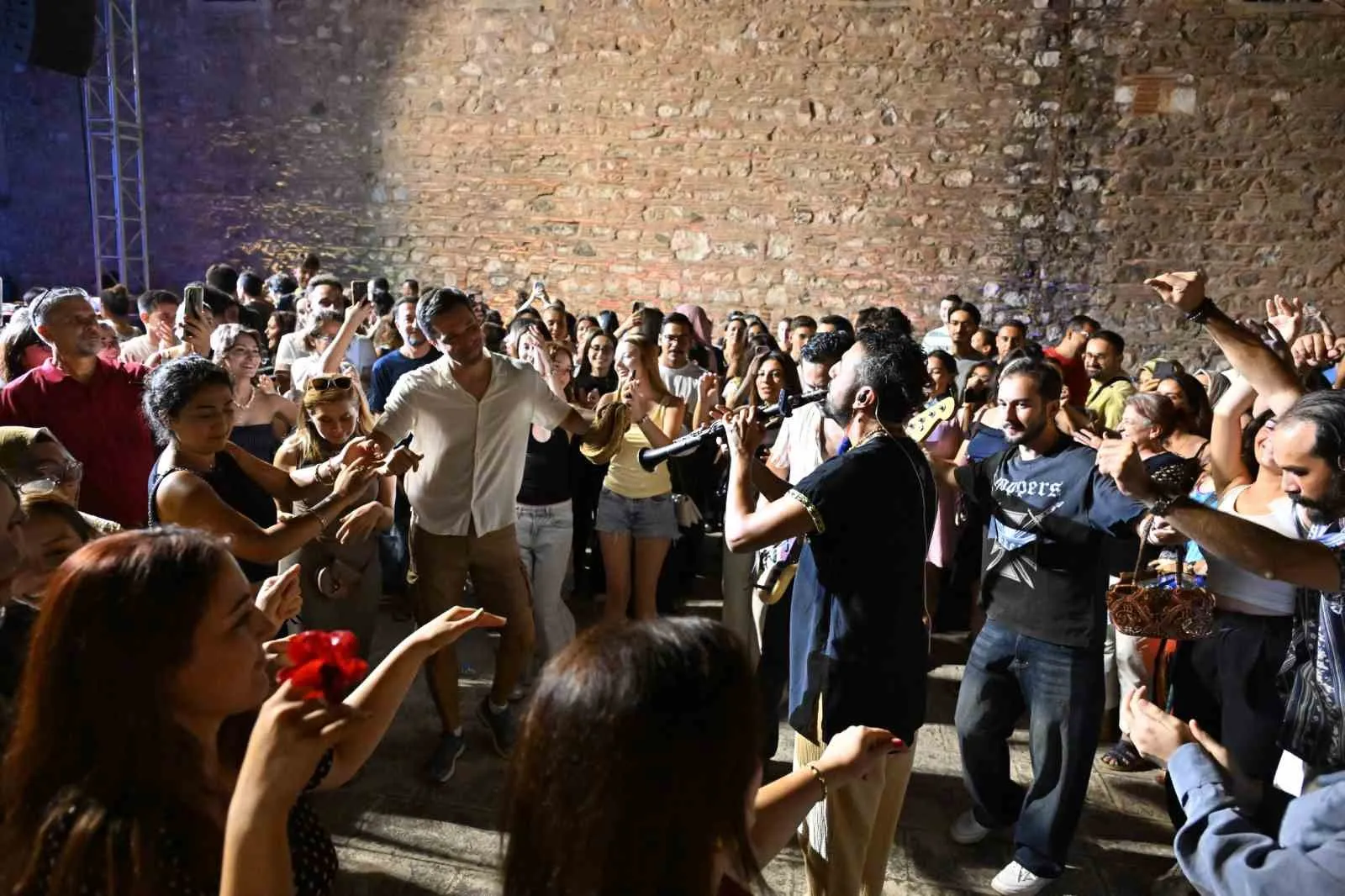 Manisalılar Tarihi Hande Akustik Bir Gece Yaşadı