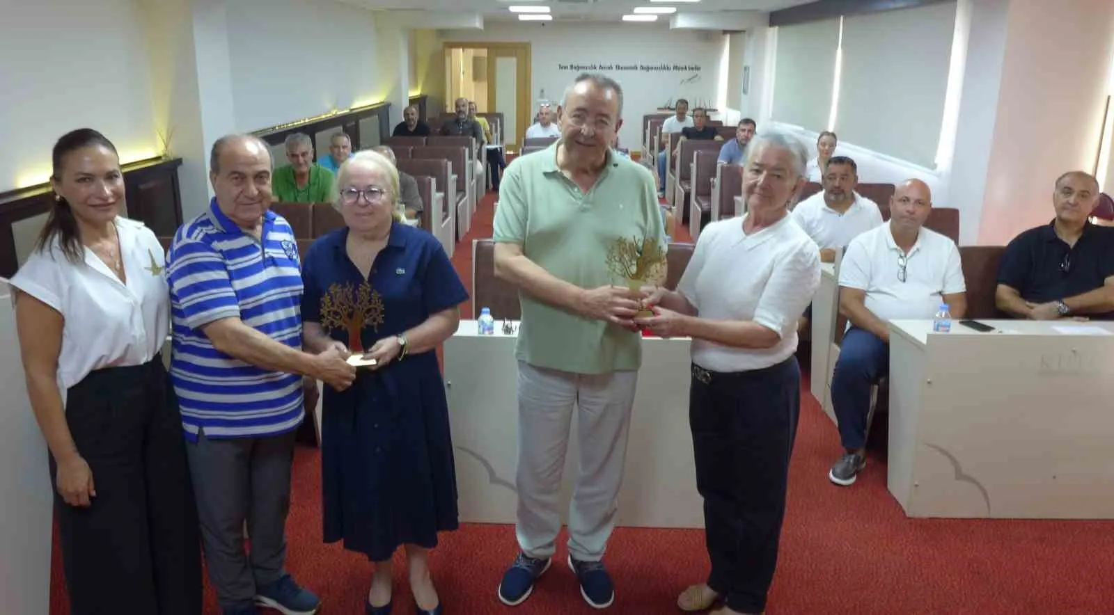 Kuşadası'nın bereketli topraklarına kadın imzası: Başarılı üreticilere anlamlı ödül