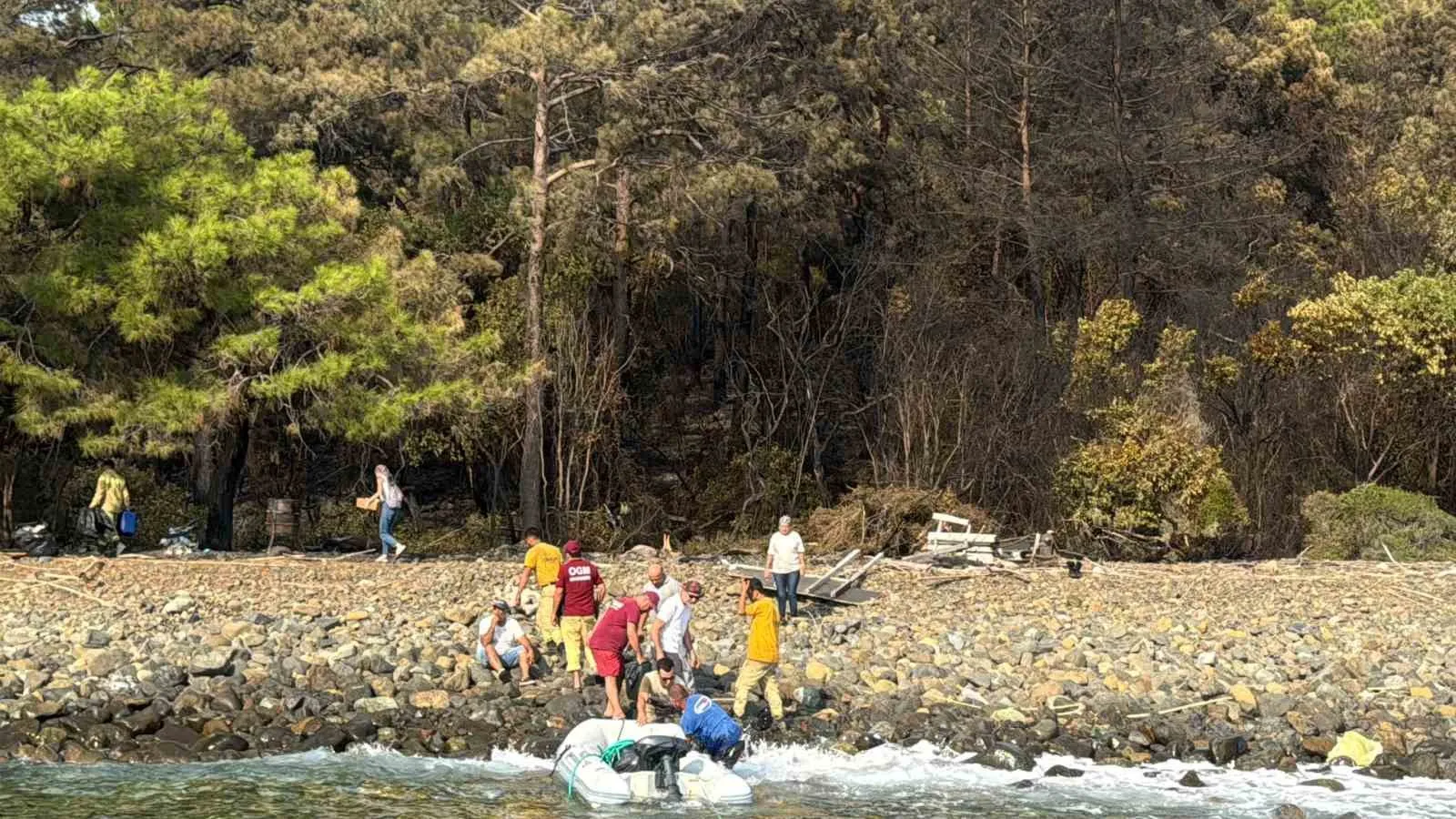 Alevlerin ortasında bir balıkçı: Marmaris’teki yangının görünmez kahramanı