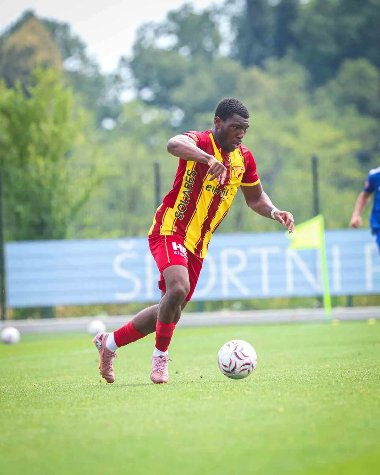 Göztepe'nin yeni İrlandalı forveti İzmir'de rüştünü ispatladı: Tribünlerden tam not aldı