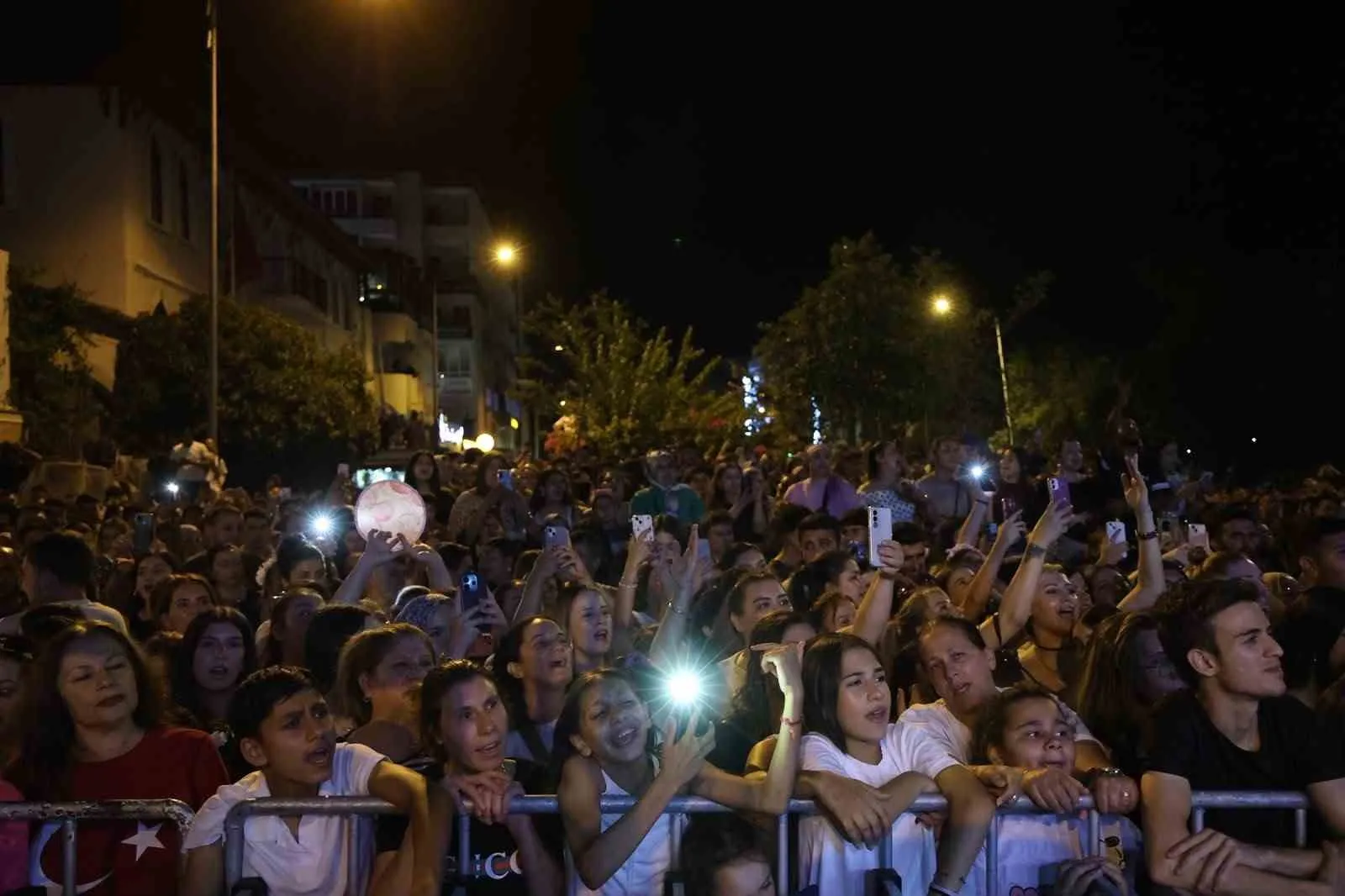 Nazilli'de Bilal Sonses fırtınası: Meydanlar şarkılarla yankılandı