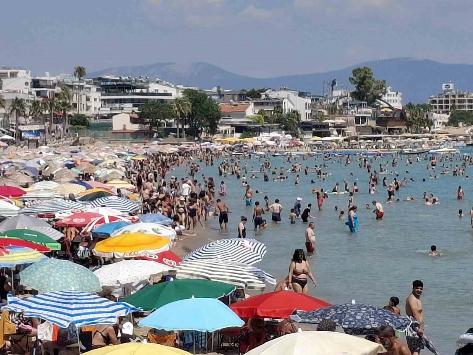 Didim'de güneşli günler geri döndü: Altınkum sahili tatilcilerle dolup taştı